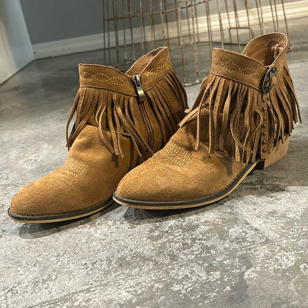 Ankle boot with fringe!